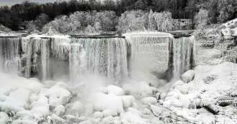 Завораживающие кадры замерзшего Ниагарского водопада