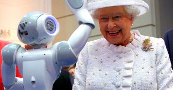 Королева Елизавета роботизировала себя